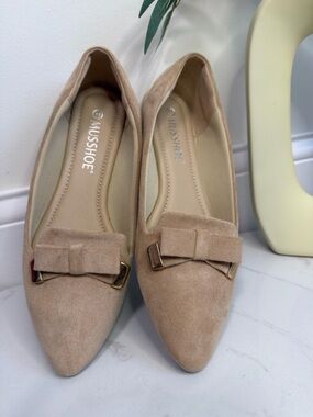 MUSSHOE Women's Beige /Tan Pointed Toe Loafer Flats With Gold Accents | Size 11